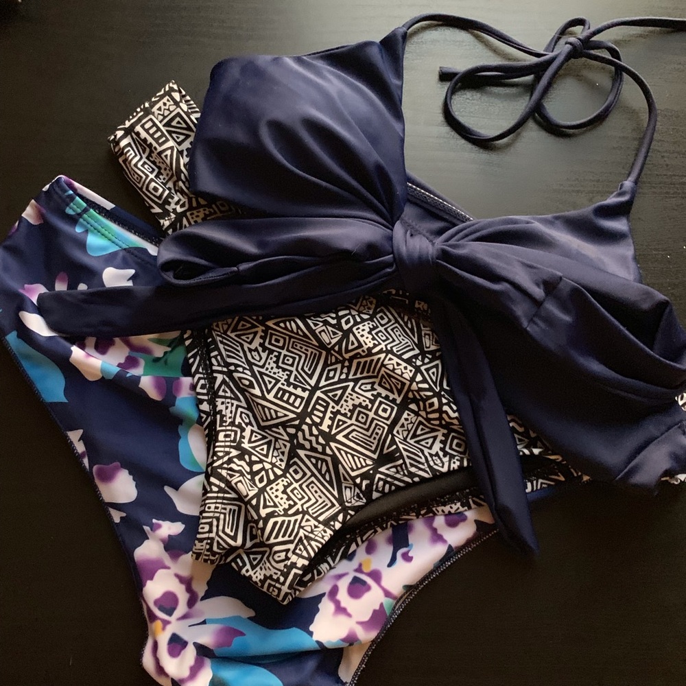 Bikini With 2 Bottoms and 1 Top